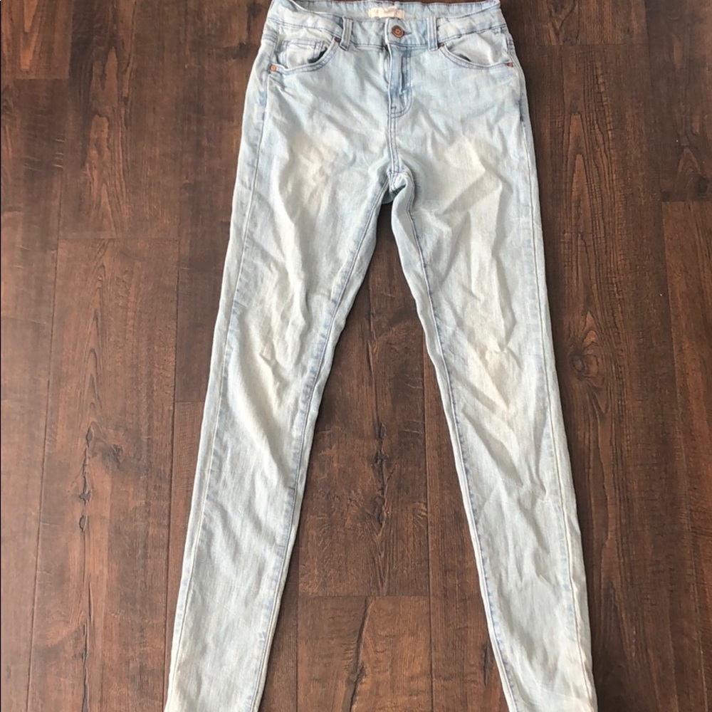 Forever 21 Mid Rise Light Wash Skinny Jeans